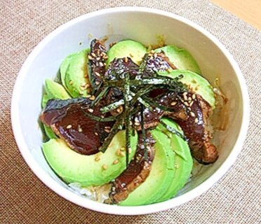 アボカドと鰹のにんにく醤油漬け丼